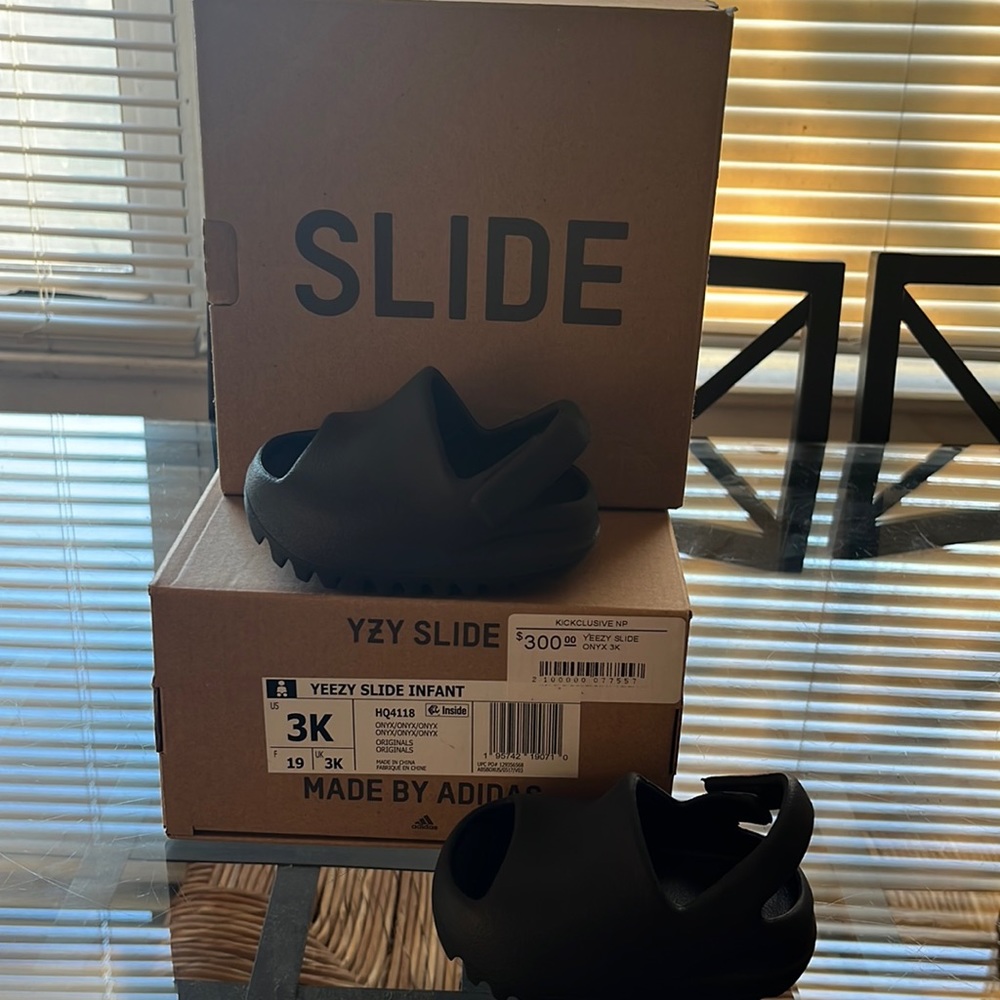 Yeezy Black size us 3k